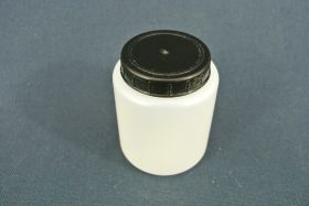 Flacon en polypropylène gradué 120 ml. Fermeture par capsule avec bouchon à vis.